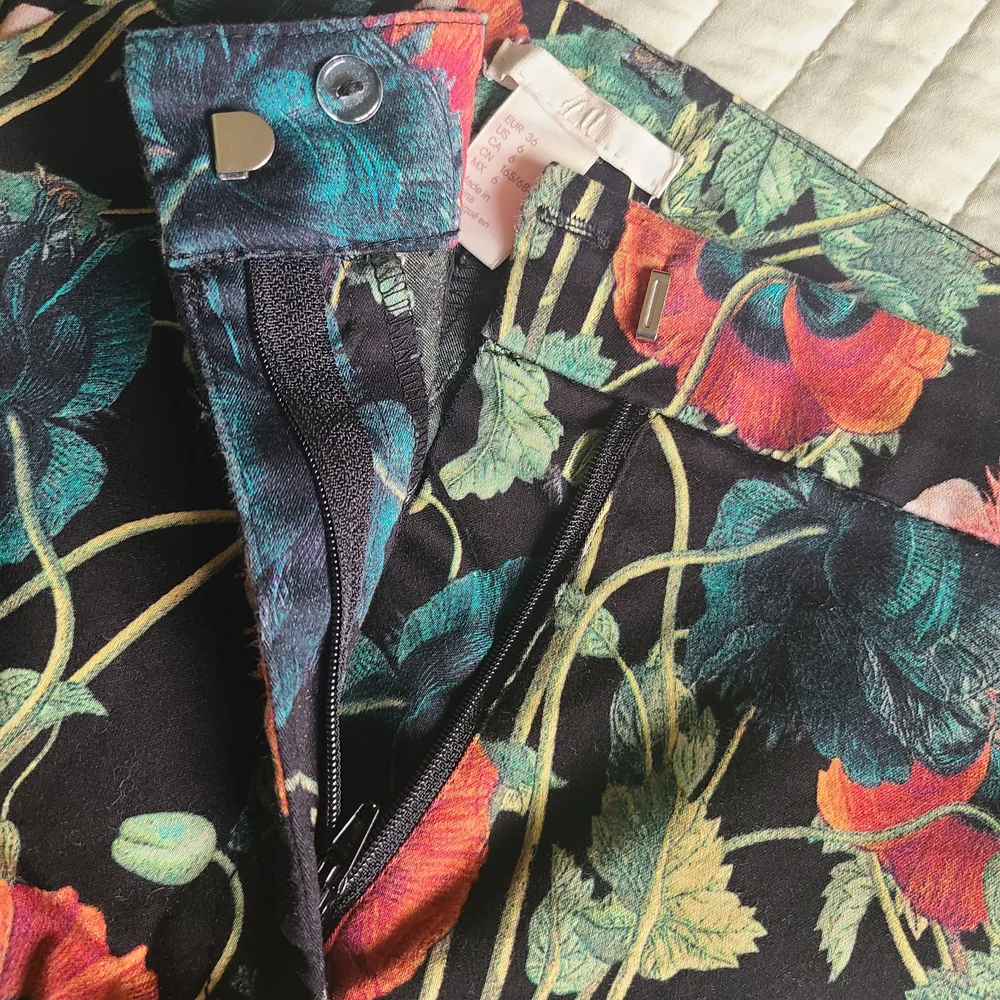 Poppy Print Women's Tailored Capri - Picture 3 of 7